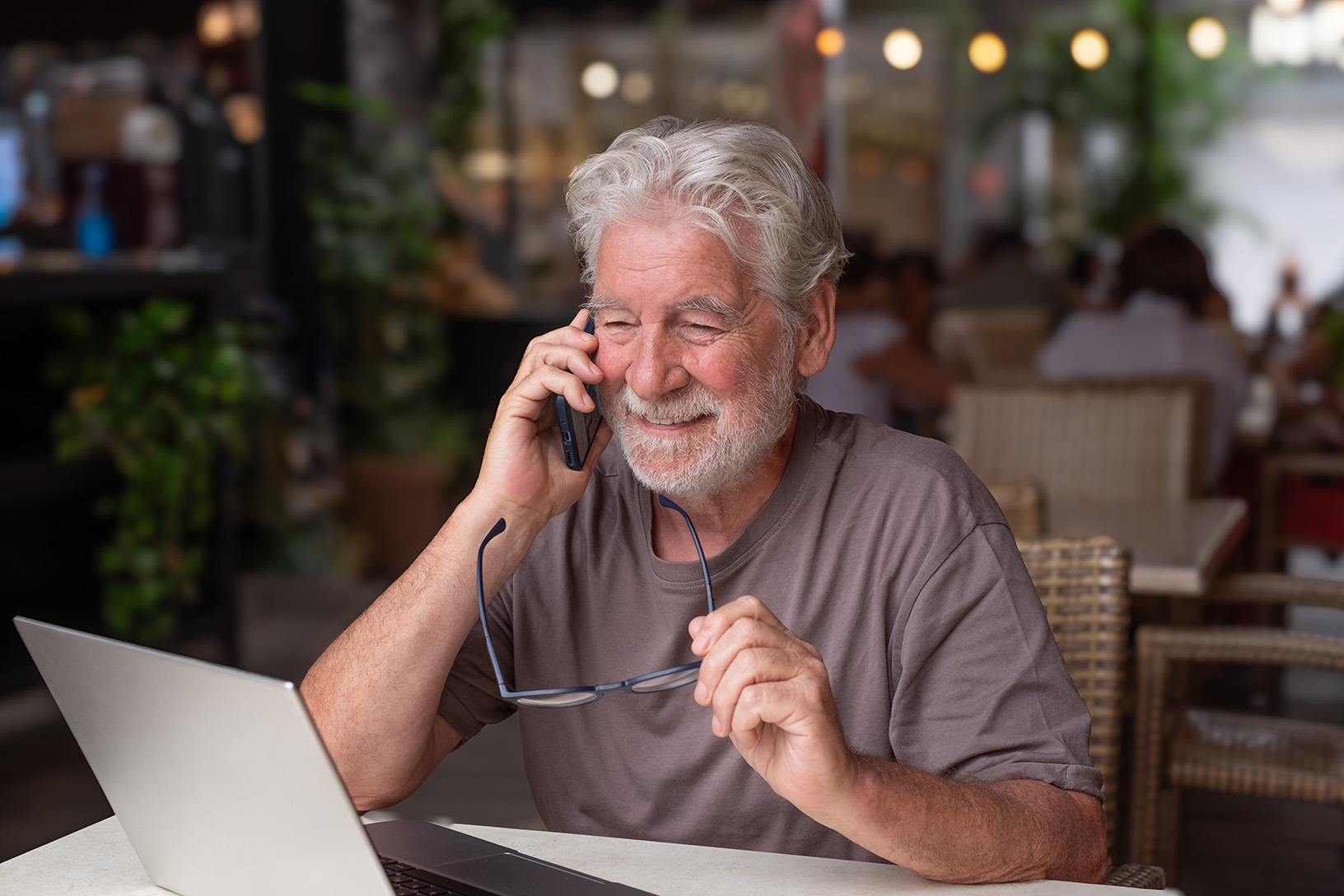 Personne racontant simplement son histoire depuis l'appli sur son téléphone